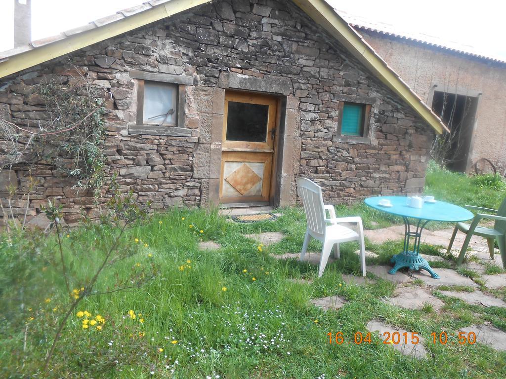 Gite Des Monts Saint-Izaire Exterior foto