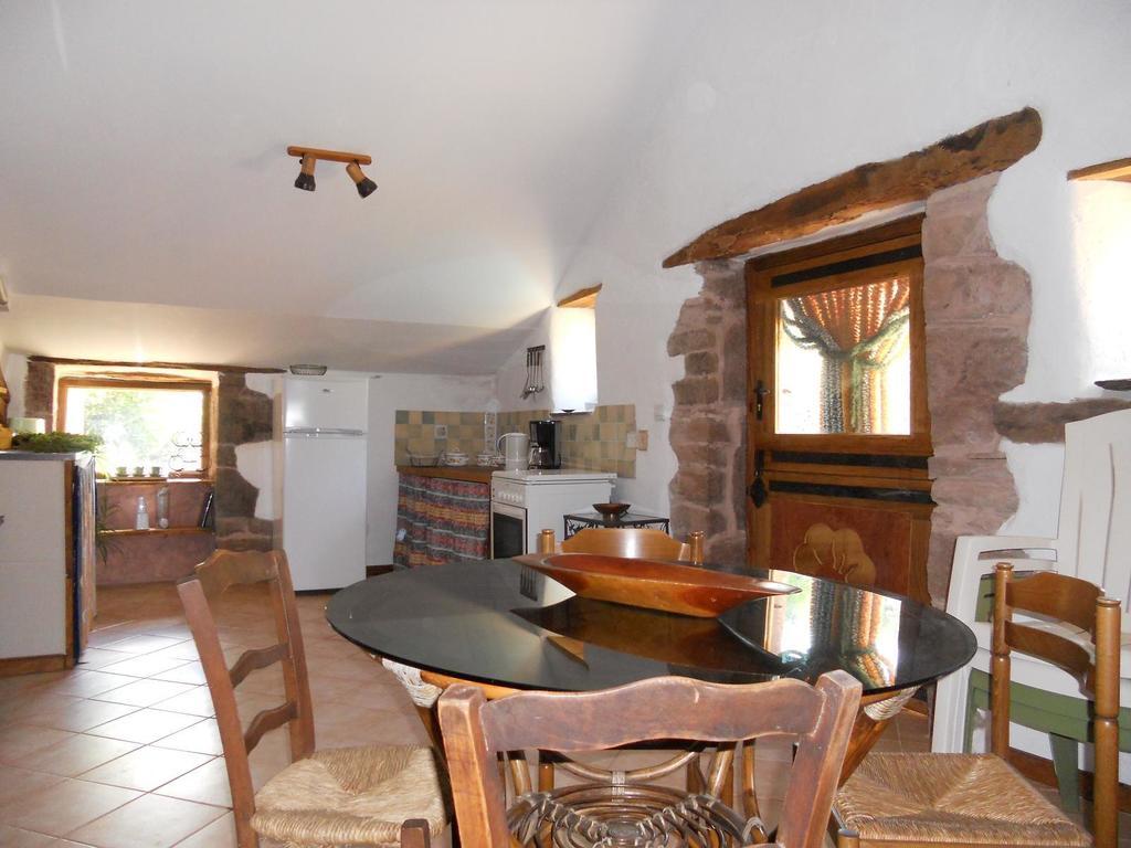 Gite Des Monts Saint-Izaire Zimmer foto